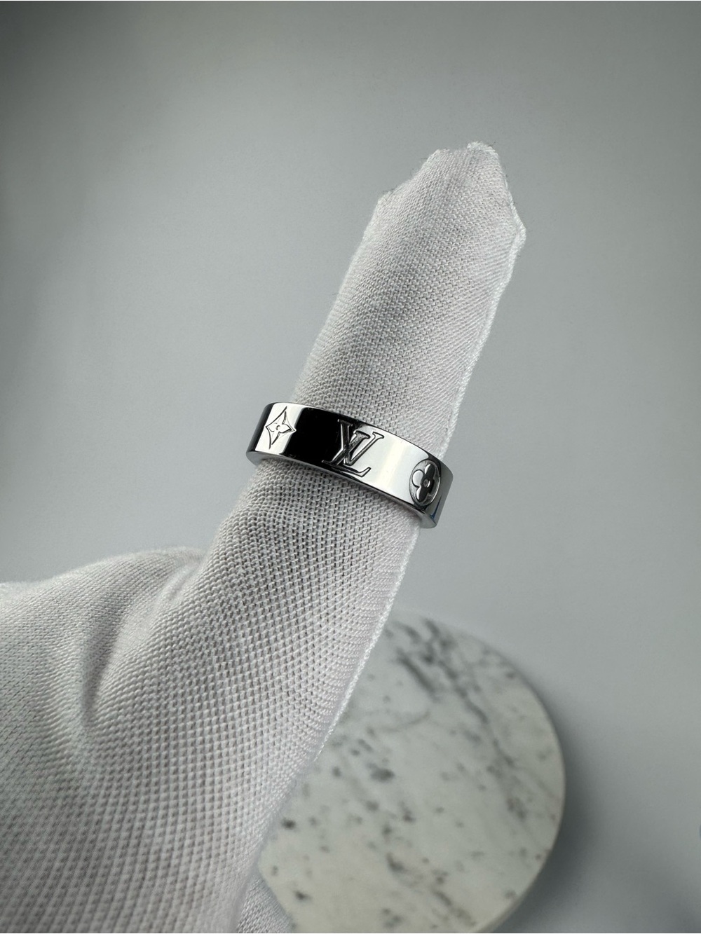 Louis Vuitton Mosaic Monogram Thin Ring size M/US 9
